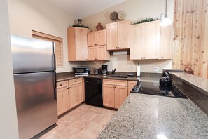 公寓客房, 多張床, 可使用泳池, 山景 (Cozy Winter Park Mountain Cabin) | 私人廚房 | 電冰箱、微波爐、烤箱、爐台