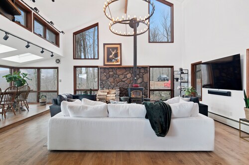 5 Star Gorgeous Cliffside Chalet w Panoramic Views