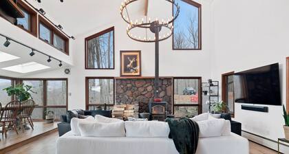5 Star Gorgeous Cliffside Chalet w Panoramic Views