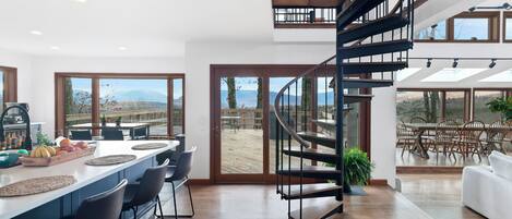 المنشأة من الداخل