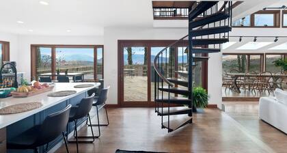 5 Star Gorgeous Cliffside Chalet w Panoramic Views