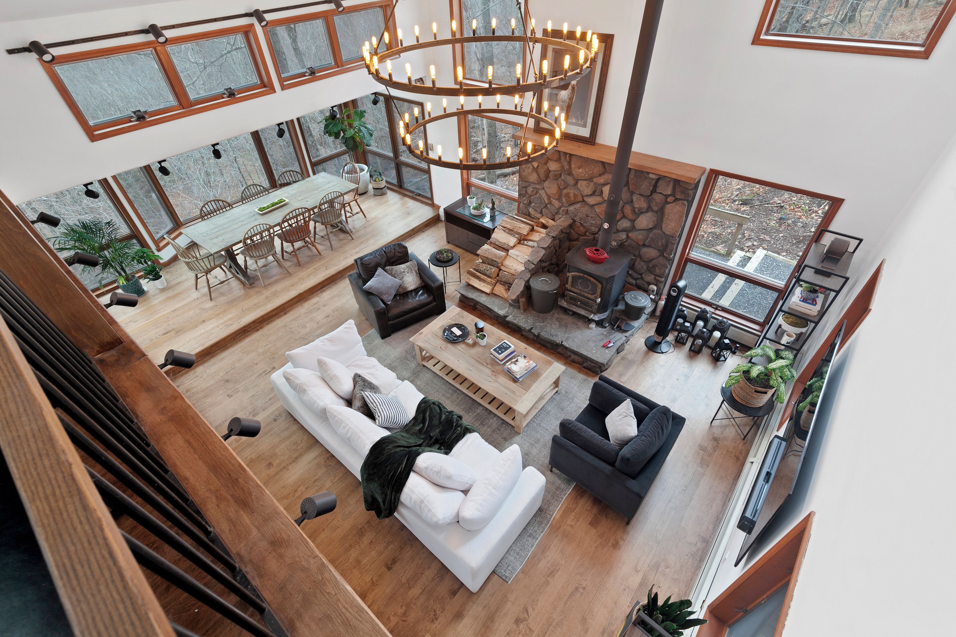 Télévision, cheminée, chaîne hi-fi