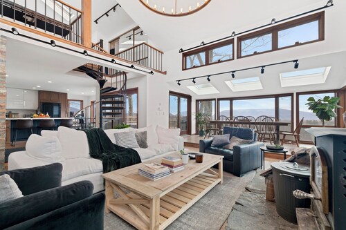 5 Star Gorgeous Cliffside Chalet w Panoramic Views