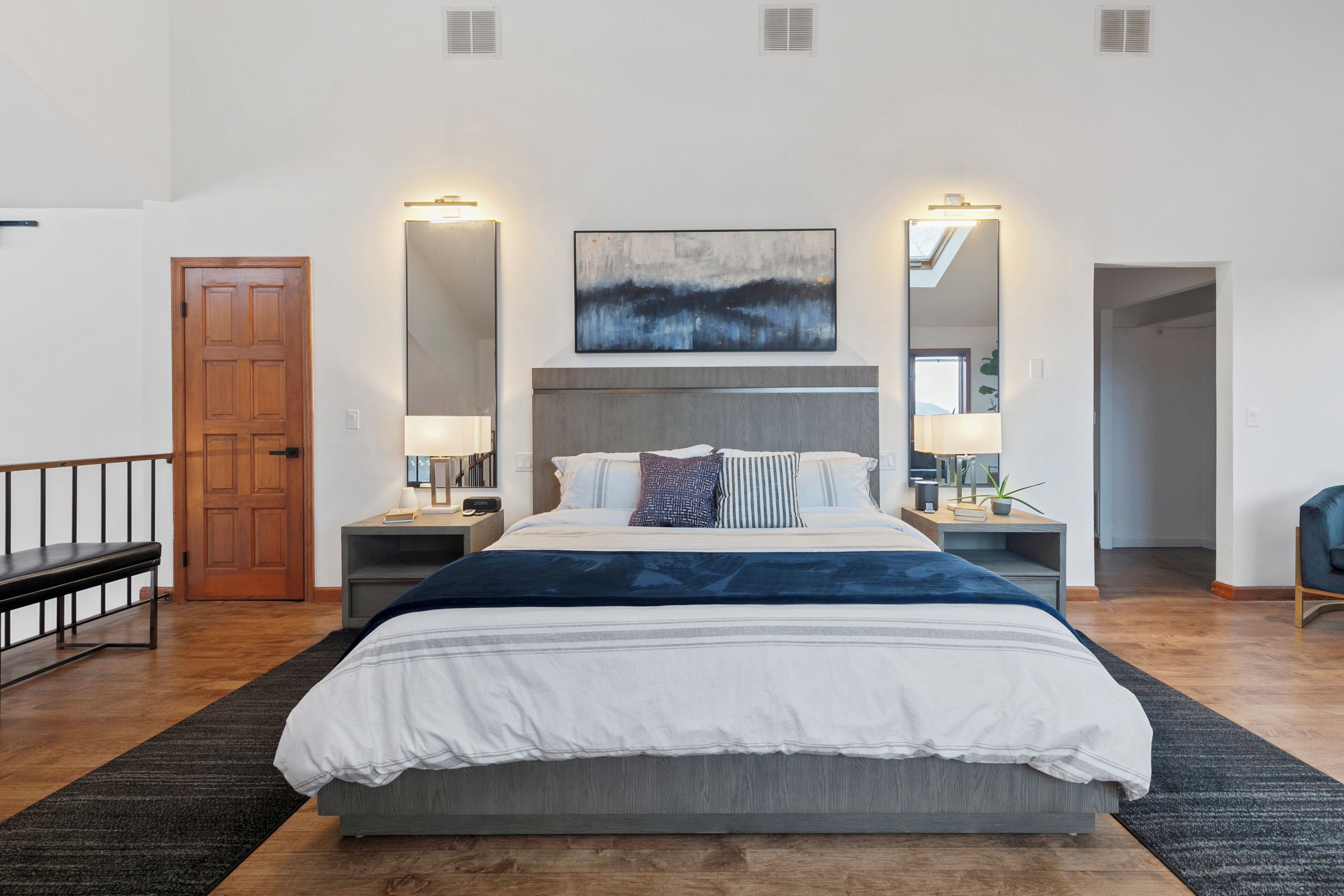 4 bedrooms, iron/ironing board, internet, bed sheets