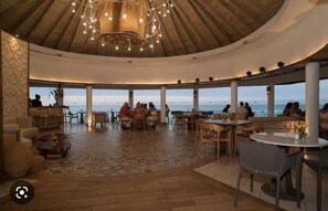 Outdoor dining - 4 Bedroom Beachfront + Jacuzzi + Pool Condo

 (Sosúa)