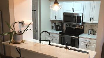 冰箱、微波炉、烤箱、炉灶