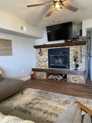 Smart TV, fireplace