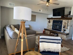 Una Smart TV, una chimenea