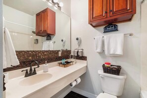Condo, 1 très grand lit, patio, vue sur le terrain de golf (Fore Seasons Golf Condo ) | Salle de bain | Ensemble baignoire-douche, séchoir à cheveux, serviettes fournies