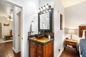 Condo, 1 cama King size, patio, vista al campo de golf (Fore Seasons Golf Condo ) | Baño | Tina con regadera, secadora de cabello, toallas