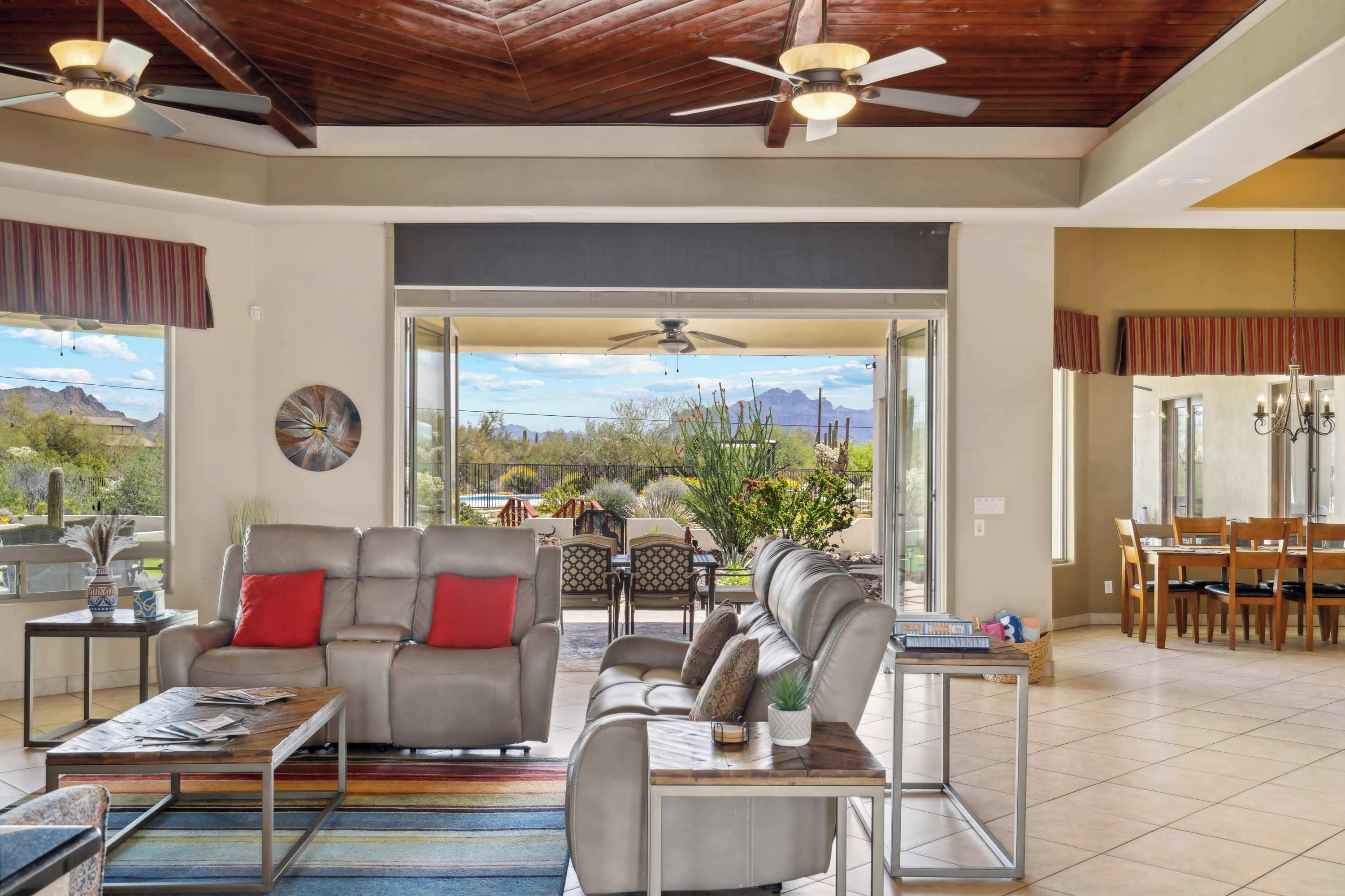 Casa, varias camas, acceso a la alberca, vista a la montaña (East Mesa Desert) | Área de sala de estar | Televisión de pantalla plana de 60 pulgadas con canales digitales 