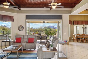 Maison, plusieurs lits, accès piscine, vue montagne (East Mesa Desert) | Coin séjour