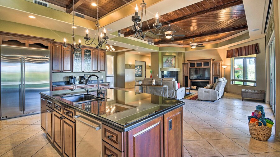 East Mesa Desert and Mountain Views: 5br, Pool
