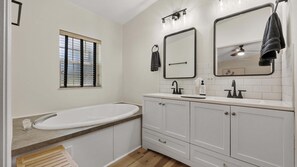 House, Multiple Beds, Patio, Garden View (The Oak Hideaway) | Bathroom | Towels