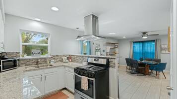 Talo, useita sänkyjä, pääsy uima-altaalle, näköala uima-altaalle | Yksityinen keittiö | Jääkaappi, mikroaaltouuni, uuni, liesi