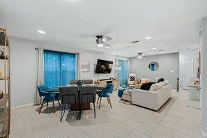 Talo, useita sänkyjä, pääsy uima-altaalle, näköala uima-altaalle | Ruokailu omassa huoneessa