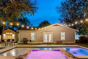 Outdoor pool - Majestic Teal Haven (Austin)