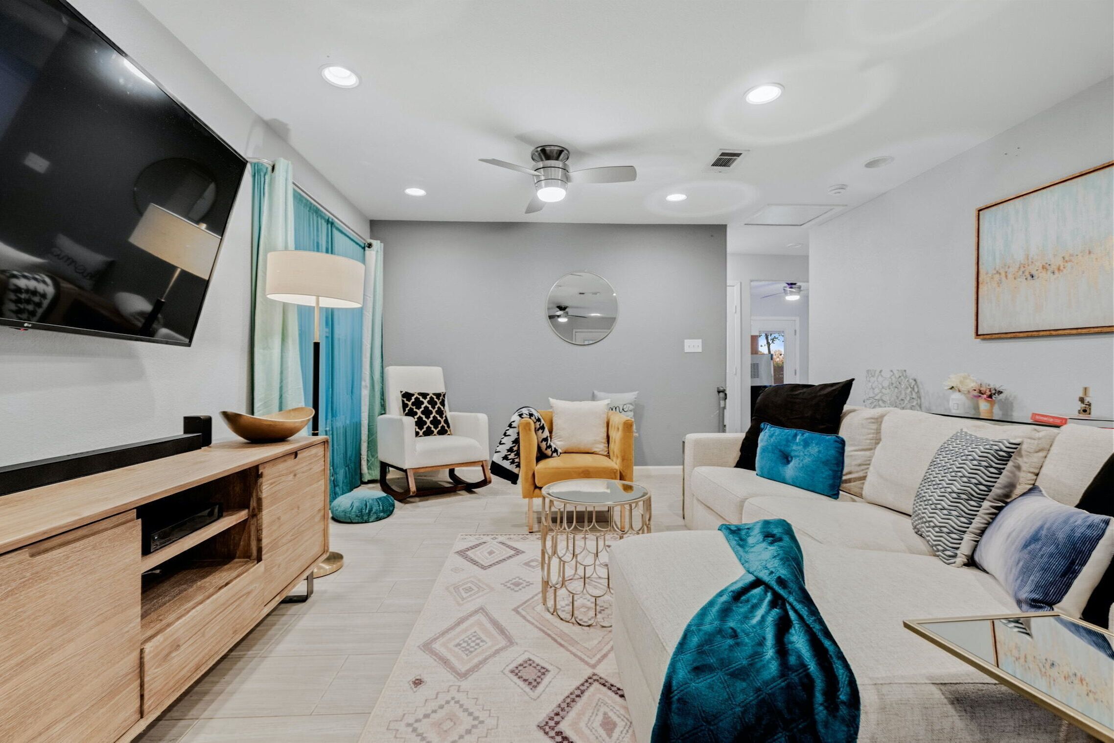 Talo, useita sänkyjä, pääsy uima-altaalle, näköala uima-altaalle | Oleskelualue | Televisio