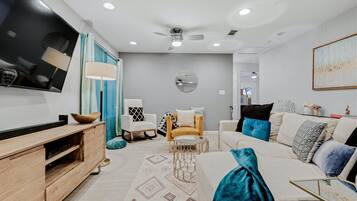 Talo, useita sänkyjä, pääsy uima-altaalle, näköala uima-altaalle | Oleskelualue | Televisio