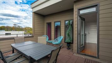 House, Multiple Beds, Balcony, City View | Outdoor dining
