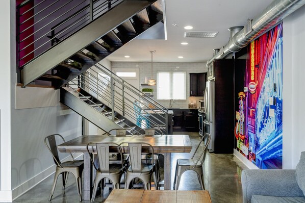 Maison, plusieurs lits, balcon, vue ville | Restauration dans la chambre