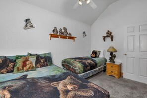Cabin, Multiple Beds, Balcony, Mountain View (Cozy Bear North) | Living area