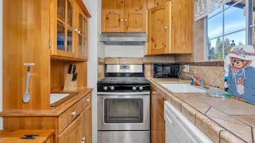 Cabin, Multiple Beds, Fireplace, Beach View | Private kitchen | Fridge, microwave, oven, stovetop