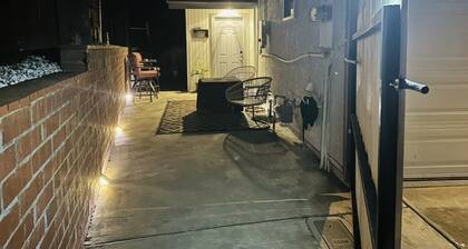 Cal King Bed with Natural Light and Private Patio! 4 minutes from freeway!