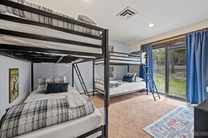 Casa, varias camas, patio, vista al jardín (Summerset at Abbey Springs) | 3 habitaciones, decoración personalizada y muebles diferentes