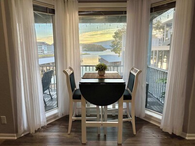 Lazy L at the Lake Chic 3 BDR Condo w/ Boat Slip
