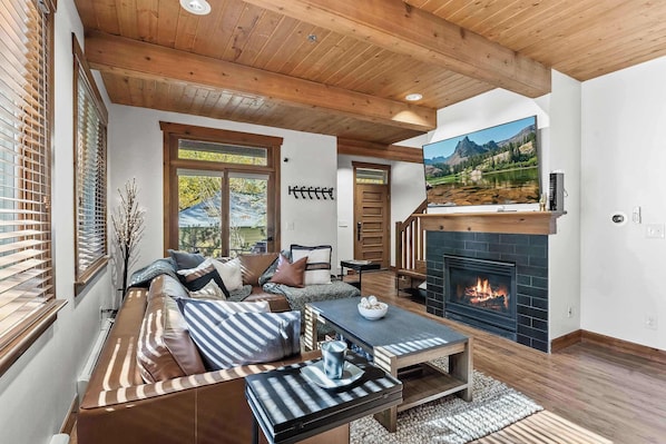 Townhome - flera sängar - balkong - utsikt mot bergen (Deer Valley Darling) | Vardagsrum | 50-tums platt-tv med digitalkanaler och eldstad