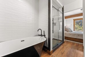 Casa geminada, várias camas, sacada, vista para a montanha (Deer Valley Darling) | Banheiro | Banheira de imersão, secador de cabelo, toalhas de banho 