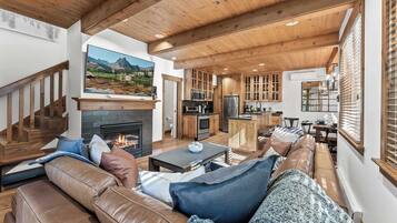 وحدة سكنية متصلة - عدة أسرّة - بشرفة - منظر للجبل (Deer Valley Darling) | منطقة المعيشة | تلفزيون بشاشة مسطحة بحجم 50-بوصة يعرض قنوات تلفزيونية رقمية، مدفأة