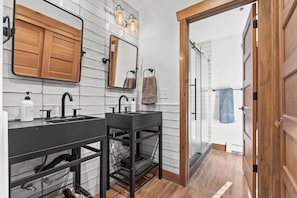 Deep soaking tub, hair dryer, towels