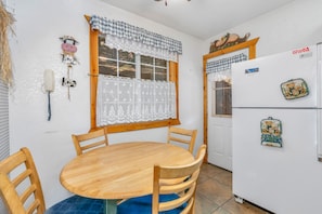 Cabana, várias camas, varanda, vista para a montanha (Cozy Bear South) | Opções para refeição no quarto