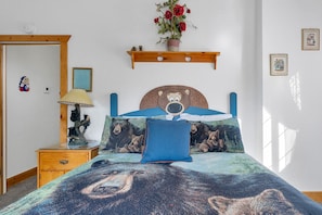 Ferienhütte, Mehrere Betten, Terrasse, Bergblick (Cozy Bear South) | 2 Schlafzimmer, individuell dekoriert, individuell eingerichtet
