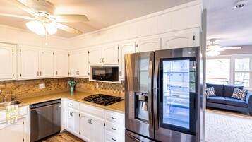 Rumah, Beberapa Tempat Tidur, balkon | Dapur pribadi | Lemari es, microwave, oven, dan kompor