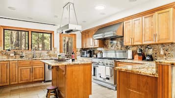 Cabin, Multiple Beds, Patio, Mountain View (Summit Pine Lodge) | Private kitchen | Fridge, microwave, oven, stovetop