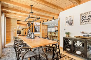 CabaƱa, varias camas, patio, vista a la montaƱa (Summit Pine Lodge) | Restaurantes