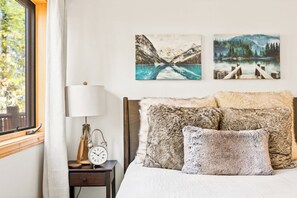 Cabaña, varias camas, patio, vista a la montaña (Summit Pine Lodge) | 4 habitaciones, decoración personalizada y muebles diferentes