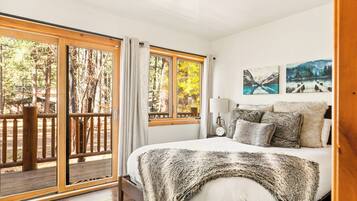 Cabaña, varias camas, patio, vista a la montaña (Summit Pine Lodge) | 4 habitaciones, decoración personalizada y muebles diferentes