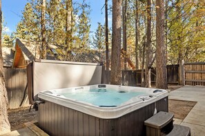 CabaƱa, varias camas, patio, vista a la montaƱa (Summit Pine Lodge) | Tina de hidromasaje al aire libre