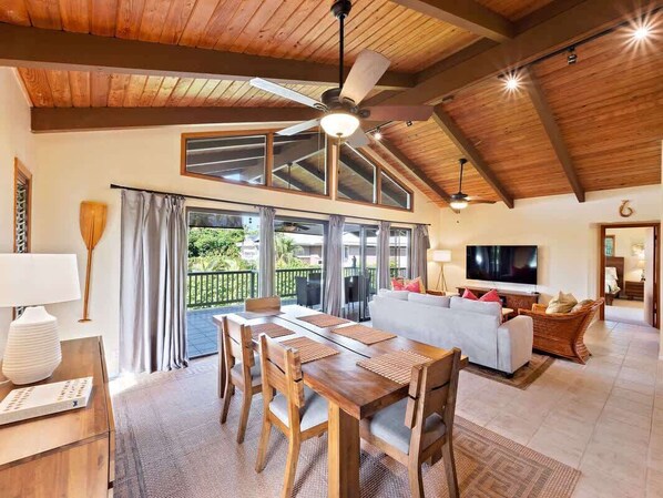 Huis, Meerdere bedden, balkon, uitzicht op tuin (He'eia Bay Paradise) | Woonruimte | Een 50-inch flatscreentelevisie met digitale zenders