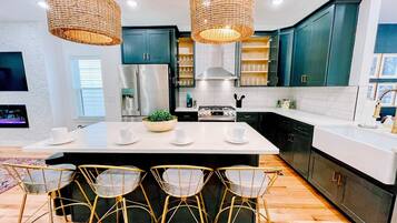 House, Multiple Beds, Pool Access, City View | Private kitchen | Fridge, microwave, oven, stovetop