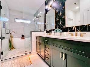 Maison, plusieurs lits, accès piscine, vue ville | Salle de bain