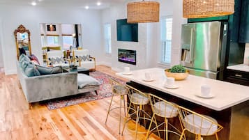 House, Multiple Beds, Pool Access, City View | Private kitchen | Fridge, microwave, oven, stovetop