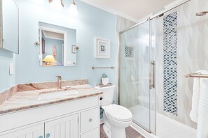Appartement, Meerdere bedden, balkon (Beautiful Hilton Head Island Oasis) | Badkamer | Een haardroger, handdoeken