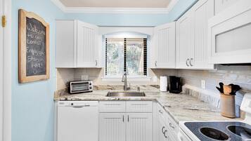 Apartment, Mehrere Betten, Balkon (Beautiful Hilton Head Island Oasis) | Eigene Küche | Kühlschrank, Mikrowelle, Ofen, Herdplatte