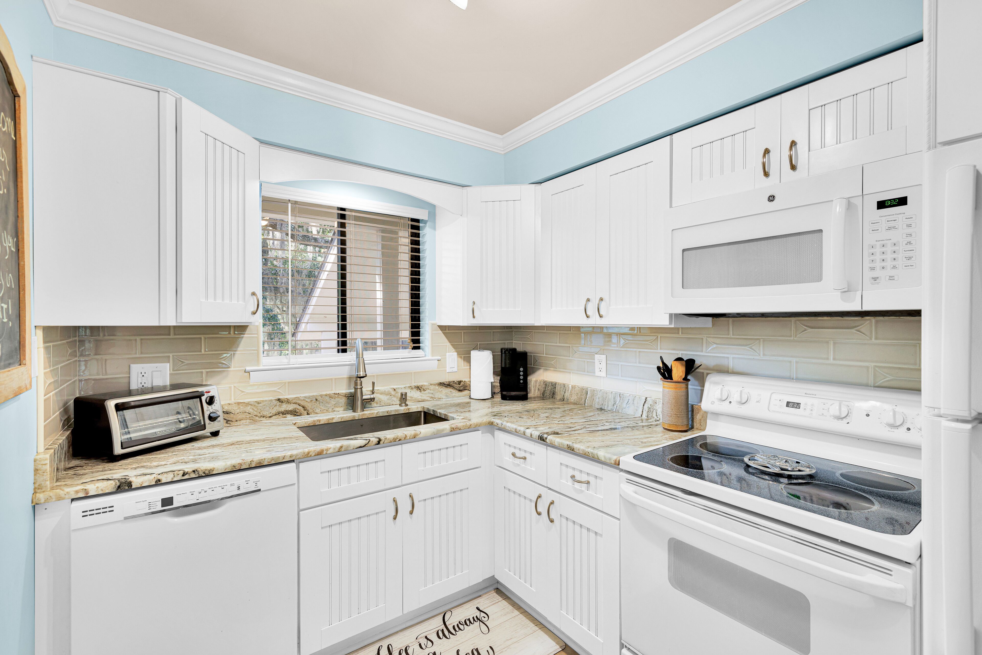 Condo, varias camas, balcón (Beautiful Hilton Head Island Oasis) | Cocina privada | Refrigerador, microondas, horno y parrilla de estufa 