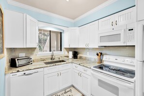 公寓客房, 多張床, 陽台 (Beautiful Hilton Head Island Oasis) | 私人廚房 | 電冰箱、微波爐、烤箱、爐台